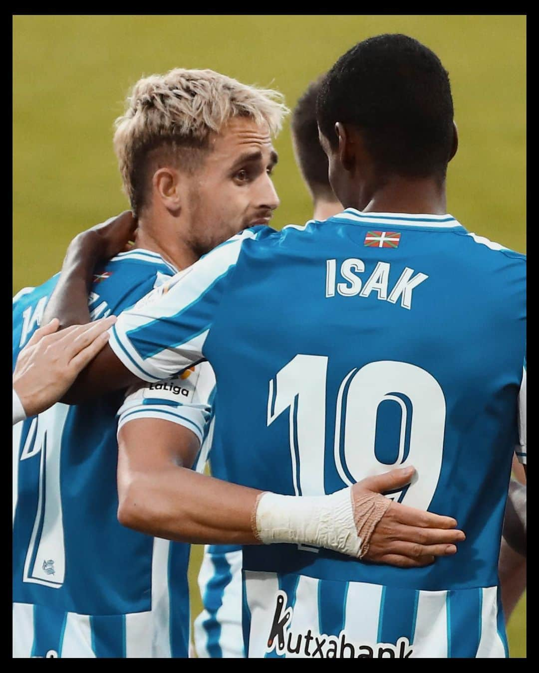 アドナン・ヤヌザイのインスタグラム：「Connection 🤜🏼🤛🏾 3 points and top of the league , keep on working 💪🏼🔵⚪️」