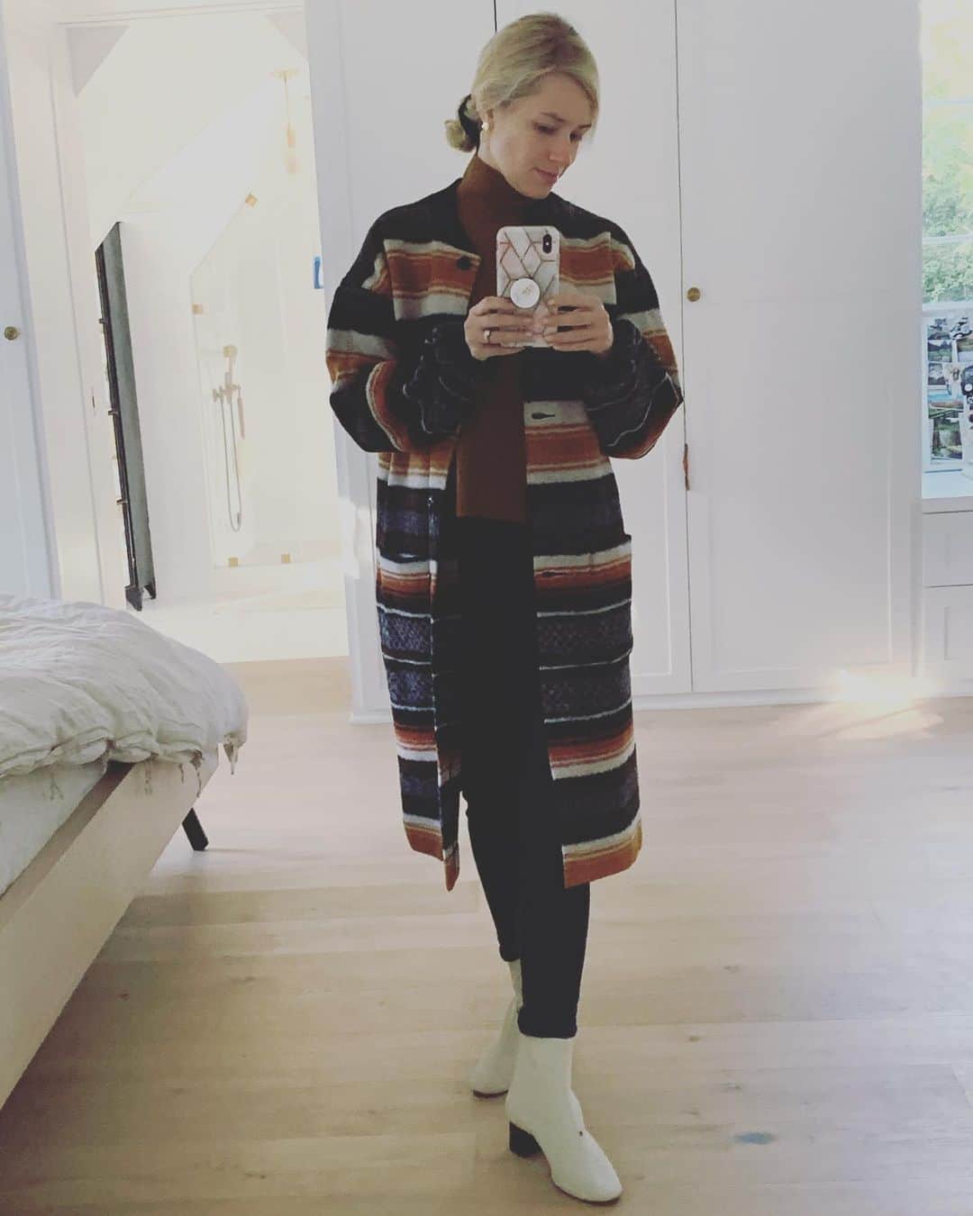 ベス・ベアーズのインスタグラム：「@thisisthegreat_  living in this sweater coat. #ootd」