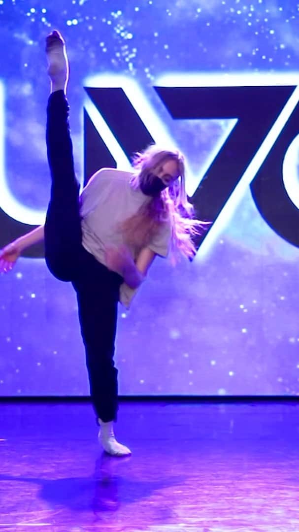 トラビス・ウォールのインスタグラム：「Choreography: @traviswall  Dancer: @lucy_vallely  Music: “Godspeed” James Blake」