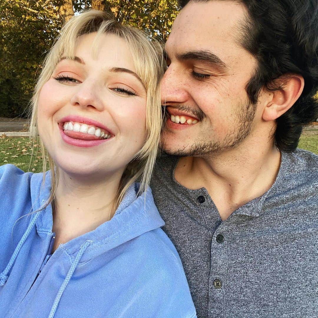 サミー・ハンラティのインスタグラム：「I call this series happy people in the park🌻💕 happy 7 months sweets」