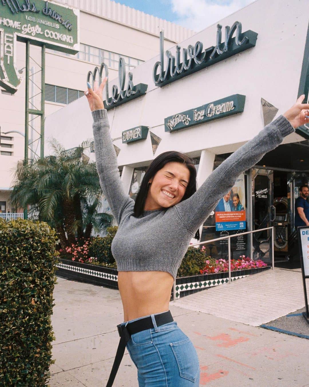 Bryant Eslavaさんのインスタグラム写真 - (Bryant EslavaInstagram)「/ BIG DAY FOR @charlidamelio 🥳 🎉 • does anyone know what happened today?」11月23日 4時13分 - bryant