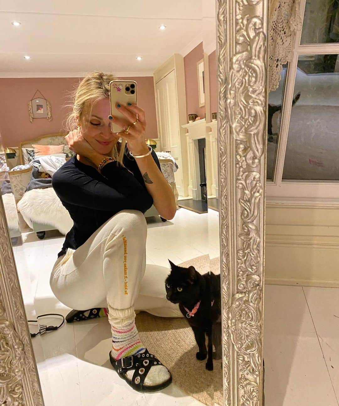 ファーン・コットンのインスタグラム：「Felt a bit flat today. Sleep hasn’t been great this week so I hit a wall today. The kids were slightly climbing the walls and I was not on my A game. What did I learn from it? That I am awful at relaxing and feel slightly lost when I haven’t got a goal no matter how small. Also that it is impossible to be the ‘perfect parent’ when sleep is lacking and that is ok. ALSO that fluffy socks and sliders look ridiculous but are the perfect Sunday combo when wanting to stay warm and dodge floor dwelling Lego.  Feeling lighter now the bra’s off and I’m about to watch The Crown. Simple pleasures. Happy Sunday night to you lovelies. Ps I have a lovely brand new episode of @happyplaceofficial the podcast for you tomorrow ❤️」