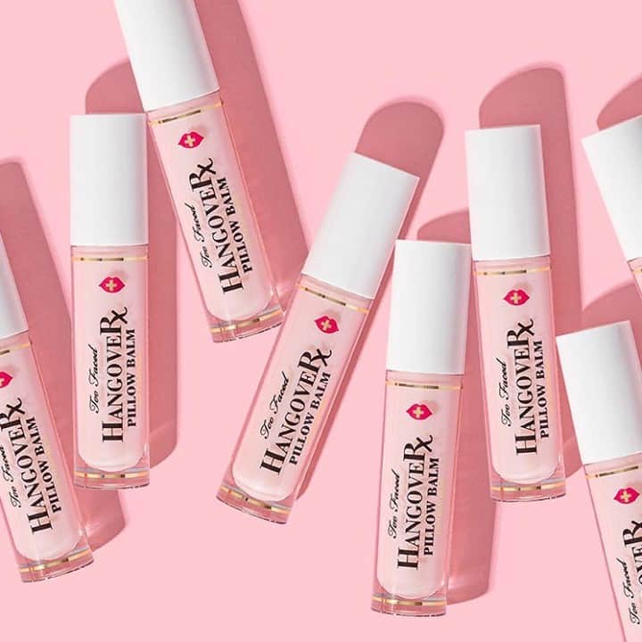 Too Facedのインスタグラム：「Dry lips? Not today. 😉 Our Hangover Pillow Balm is a hydrating & nourishing lip treatment that leaves your lips looking smooth, soft, and plumped with moisture! 💦 #tfhangover #toofaced」