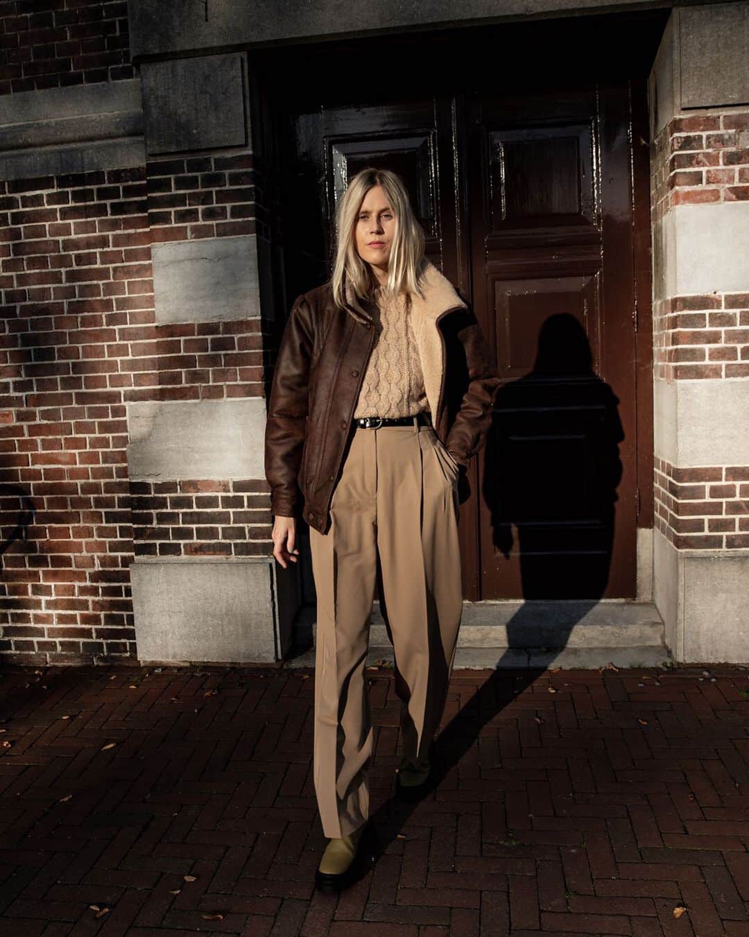のインスタグラム：「CURATED BY... @lindatol_ • Watch our new IGTV to discover the piece that will revolutionise your wardrobe. It’s bold, warm, versatile and has an appealing vintage air our Mango Girl is obsessed about. #MangoGirls #MangoCollection」