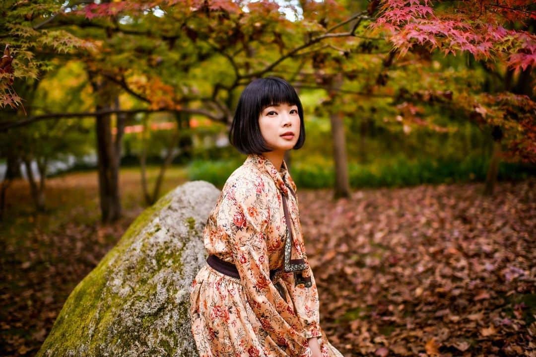 彩羽真矢さんのインスタグラム写真 - (彩羽真矢Instagram)「秋ももうすぐ終わる…  あれ…  いつから冬？  このワンピース気に入りすぎました♡ axes femmeです！  Autumn leaves in Japan are so wonderful 🍁💕  撮影・miyuさん(@miyuphoto31 )  #axesfemme  #アクシーズファム  #秋コーデ  #秋ポートレート  #ポートレート  #万博記念公園  #紅葉」11月23日 4時27分 - chami_444