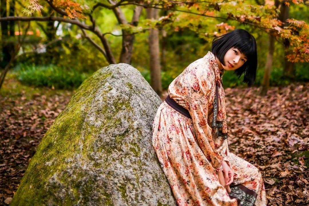 彩羽真矢さんのインスタグラム写真 - (彩羽真矢Instagram)「秋ももうすぐ終わる…  あれ…  いつから冬？  このワンピース気に入りすぎました♡ axes femmeです！  Autumn leaves in Japan are so wonderful 🍁💕  撮影・miyuさん(@miyuphoto31 )  #axesfemme  #アクシーズファム  #秋コーデ  #秋ポートレート  #ポートレート  #万博記念公園  #紅葉」11月23日 4時27分 - chami_444