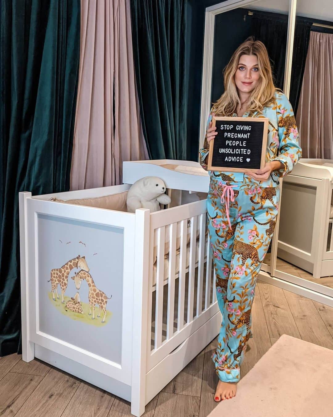 Ashley Jamesさんのインスタグラム写真 - (Ashley JamesInstagram)「Stop giving pregnant people unsolicited advice. 🗣️🤰🏼  It's weird isn't it, as adults we're trusted to keep ourselves alive and safe. There's no one constantly coming up to us saying: "don't eat that food, I once got food poisoning", "don't get on a plane, a friend or a friend once did and it crashed" etc.   Yet from the moment we announce we're pregnant, the unsolicited advice starts left, right, and centre. Actually from speaking to others, unsolicited advice is what accounts for so much anxiety and stress during pregnancy and as a new mum.   It would seem that the majority of people bestowing the advice are doing it "to be nice", imparting their wisdom and telling us everything they wish they'd known about everything from birth, to breastfeeding, to sleep, and every other detail in between. But given that every experience, birth, and baby is so unique (not to mention how we want to raise them), it means that we can have conflicting advice we never even asked for coming from every direction about every part of pregnancy.   I've loved my journey, I've loved researching everything, I've even loved asking for advice around topics I'd like to know about, but some of the most stressful and anxiety inducing moments have come from the unsolicited advice. This week alone I've been told:  "You'll need to get rid of your cat it will sleep on the baby" "I thought you might like to watch this video about still births" "Your cot bumper will kill your baby" "Get enough sleep now as you won't sleep when you have a baby" "Enjoy lots of time with your boyfriend now as your relationship will never be the same again"  Why don't we trust pregnant people to ask for advice when they need it? I find it claustrophobic to be suddenly treated like a child and I'm unable to research topics and items. Also anxiety inducing when everyone projects their fears and bad experiences onto you. 🤰  I've shared a couple of TED talks I found really interesting on the topic, swipe along. 💖  What's your experience around this? I'd love to hear from pregnant people and mums. Maybe you hated advice but now give it? Maybe you are grateful for all the advice you get? 💕  #unsolicitedadvice #pregnancy」11月23日 4時27分 - ashleylouisejames