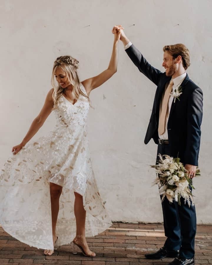 Bloomingdale'sさんのインスタグラム写真 - (Bloomingdale'sInstagram)「Swooning over this amazing snap and story from bride Rachel who stunned in @aquabrandofficial on her big day: "When COVID hit in March, my husband and I were just 2 months away from our wedding. Making the decision to push it back came with tears and frustration. Even though our new wedding date was 365 days away, we couldn’t wait to begin our marriage, so we decided to hold a minimony with just our immediate family. This would be the day we’d always remember becoming husband and wife, so we wanted to make it special! I found a quaint venue, incredible photographer, and then I was on the hunt for a dress. This was my chance to wear something fun, bold, unique, and not necessarily all white... and I was floored with options when searching on Bloomingdale's. With less than a month before the wedding, I grabbed the last size ON SALE and in stock right around the corner from my house. It was perfect to say the least!" . . . . . . #Minimony #2020Bride #2020Wedding #WeddingPlanning #MicroWedding #WeddingDress #Bloomingdales」11月23日 4時23分 - bloomingdales
