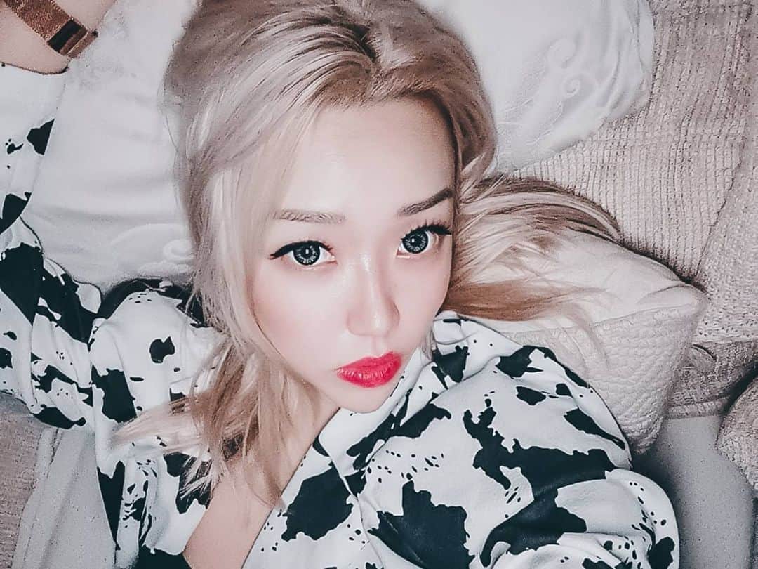 Nicole Chenさんのインスタグラム写真 - (Nicole ChenInstagram)「Do you like me like this? Loving my new hair platinum silver baby! Thank you @leekeida for the beautiful change! #newhair2021 #newhaircolor  #hairchange Read more on above link on bio!  www.nicolechen.tv」11月23日 4時25分 - nicolechen.tv