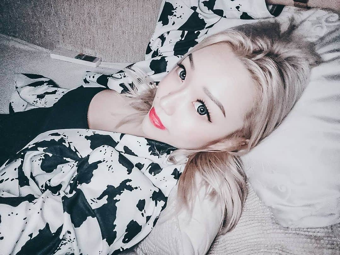 Nicole Chenのインスタグラム：「Do you like me like this? Loving my new hair platinum silver baby! Thank you @leekeida for the beautiful change! #newhair2021 #newhaircolor  #hairchange Read more on above link on bio!  www.nicolechen.tv」