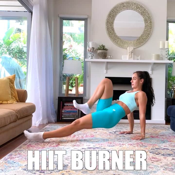 Danielle Robertsonのインスタグラム：「HIIT BURNER 💦💦  Quick reminder that the @womensbest Black Friday Sale is still on with up to 70% off!! Don’t miss out! Click the link in my bio and get amongsttt it 🔥 Happy Shopping 🤗   Today we are smashing out a HIIT BURNER session and I am reppin’ the new @womensbestwear @womensbest Power Seamless Collection (and I mixed and matched!) 🙌 🙌 I love a good HIIT workout to start my day, they are quick and effective and always get my heart rate pumping! If you are ready to SWEAT give this workout a go! Better yet, tag a friend and do it together!   WORKOUT  4 SETS 30:30  30 sec work 30 sec rest  Perform each exercise for 30 seconds with 15 seconds rest between exercises. Allow 60 - 90 seconds rest between sets.  30 sec Stonerunners 30 sec X Jumps 30 sec Lunge w/ Knee Drive 30 sec Crawl Out Push Up 30 sec Burpee Knee Tap」