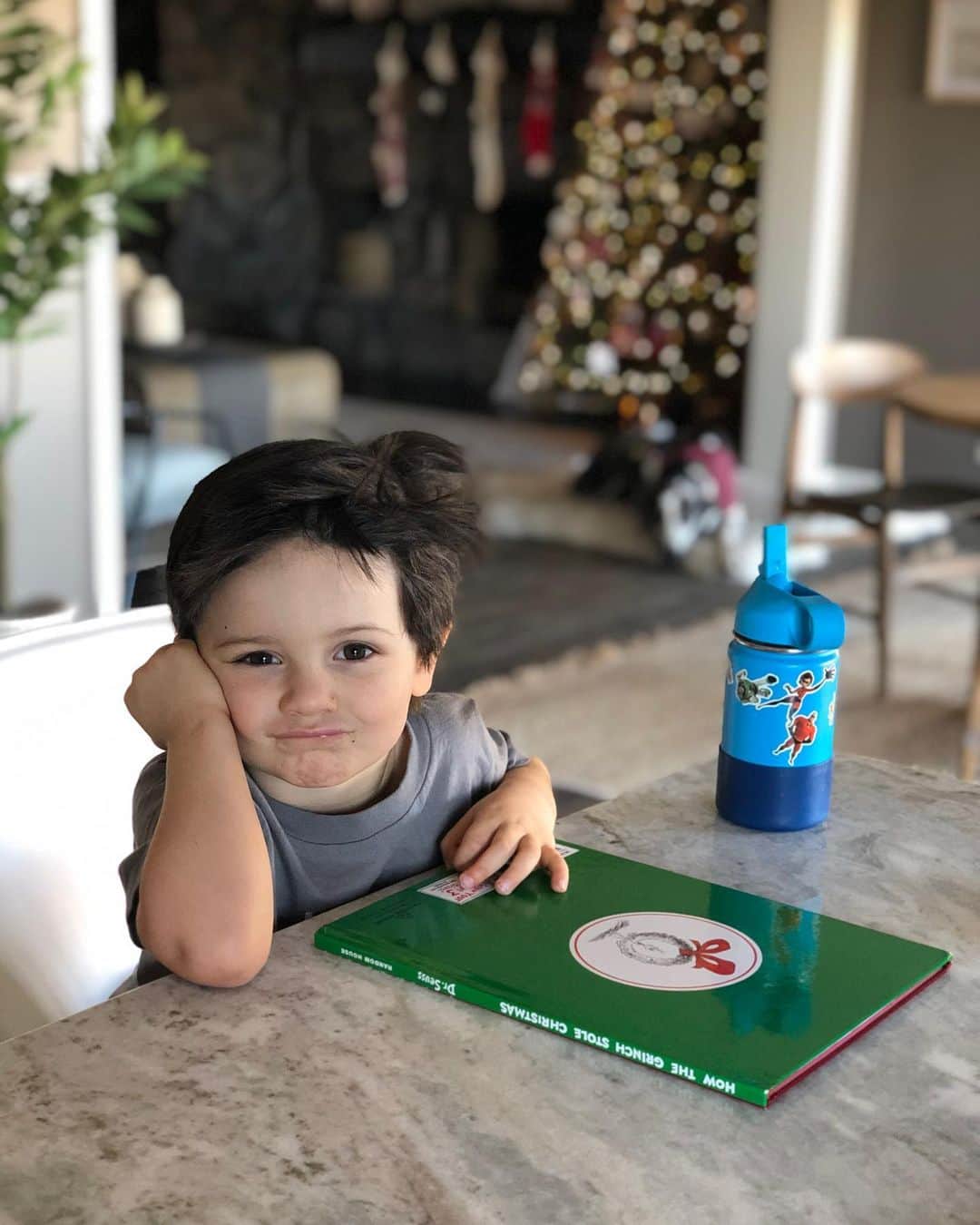 クリスティン・ヒルデブランドのインスタグラム：「Been busy weekend unpacking holiday magic here in our new home🎅🏼✨❤️. Daddy’s outside wrapping the house in Christmas lights & Rhetts busy taking every ornament I put up on the Christmas tree, off. 😂 also Rhett got another haircut yesterday and I kinda can’t with all this cuteness.」