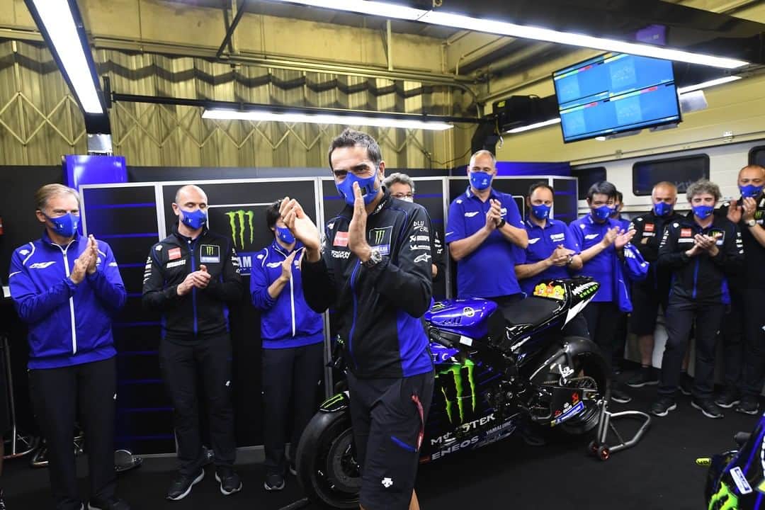 YamahaMotoGPさんのインスタグラム写真 - (YamahaMotoGPInstagram)「Thursday's 'Farewell Meeting' in our pit box got a bit emotional... But for all the right reasons.  After this weekend the Yamaha Factory Racing MotoGP Team will not only be saying goodbye to @valeyellow46 after 15 MotoGP seasons together, they will also be saying goodbye to Brent Stephens (Mechanic since 1999), Alex Briggs (Mechanic since 2004), and Javier Ullate (Mechanic since 2003), who will be leaving Yamaha after 2020, as well as Matteo Flamigni (Data Engineer since 2000), David Muñoz (Crew Chief since 2020), and Idalio Gavira (Rider Performance Analyst since 2019), who will join Valentino at Petronas Yamaha SRT in 2021.  The team wants to sincerely thank all of them for their hard work and the great memories. They contributed a lot to Yamaha's racing legacy. Thank you for being part of the Yamaha Family!  #MonsterYamaha  #MotoGP  #PortugueseGP  #YamahaFamily  @wrench_racer  @javierullate  @mflamigni  @idalio_gavira」11月23日 4時32分 - yamahamotogp