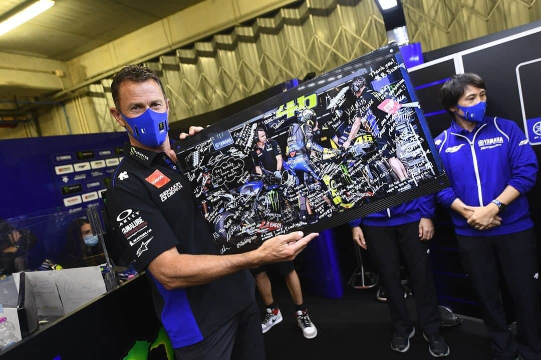 YamahaMotoGPさんのインスタグラム写真 - (YamahaMotoGPInstagram)「Thursday's 'Farewell Meeting' in our pit box got a bit emotional... But for all the right reasons.  After this weekend the Yamaha Factory Racing MotoGP Team will not only be saying goodbye to @valeyellow46 after 15 MotoGP seasons together, they will also be saying goodbye to Brent Stephens (Mechanic since 1999), Alex Briggs (Mechanic since 2004), and Javier Ullate (Mechanic since 2003), who will be leaving Yamaha after 2020, as well as Matteo Flamigni (Data Engineer since 2000), David Muñoz (Crew Chief since 2020), and Idalio Gavira (Rider Performance Analyst since 2019), who will join Valentino at Petronas Yamaha SRT in 2021.  The team wants to sincerely thank all of them for their hard work and the great memories. They contributed a lot to Yamaha's racing legacy. Thank you for being part of the Yamaha Family!  #MonsterYamaha  #MotoGP  #PortugueseGP  #YamahaFamily  @wrench_racer  @javierullate  @mflamigni  @idalio_gavira」11月23日 4時32分 - yamahamotogp