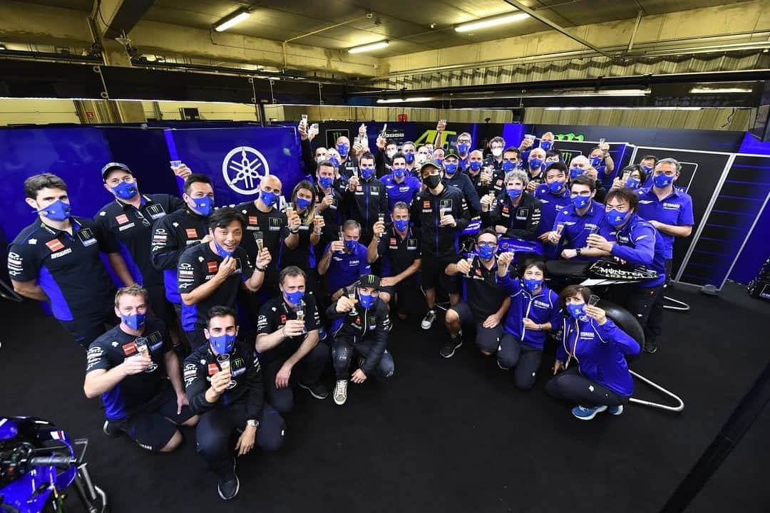 YamahaMotoGPさんのインスタグラム写真 - (YamahaMotoGPInstagram)「Thursday's 'Farewell Meeting' in our pit box got a bit emotional... But for all the right reasons.  After this weekend the Yamaha Factory Racing MotoGP Team will not only be saying goodbye to @valeyellow46 after 15 MotoGP seasons together, they will also be saying goodbye to Brent Stephens (Mechanic since 1999), Alex Briggs (Mechanic since 2004), and Javier Ullate (Mechanic since 2003), who will be leaving Yamaha after 2020, as well as Matteo Flamigni (Data Engineer since 2000), David Muñoz (Crew Chief since 2020), and Idalio Gavira (Rider Performance Analyst since 2019), who will join Valentino at Petronas Yamaha SRT in 2021.  The team wants to sincerely thank all of them for their hard work and the great memories. They contributed a lot to Yamaha's racing legacy. Thank you for being part of the Yamaha Family!  #MonsterYamaha  #MotoGP  #PortugueseGP  #YamahaFamily  @wrench_racer  @javierullate  @mflamigni  @idalio_gavira」11月23日 4時32分 - yamahamotogp