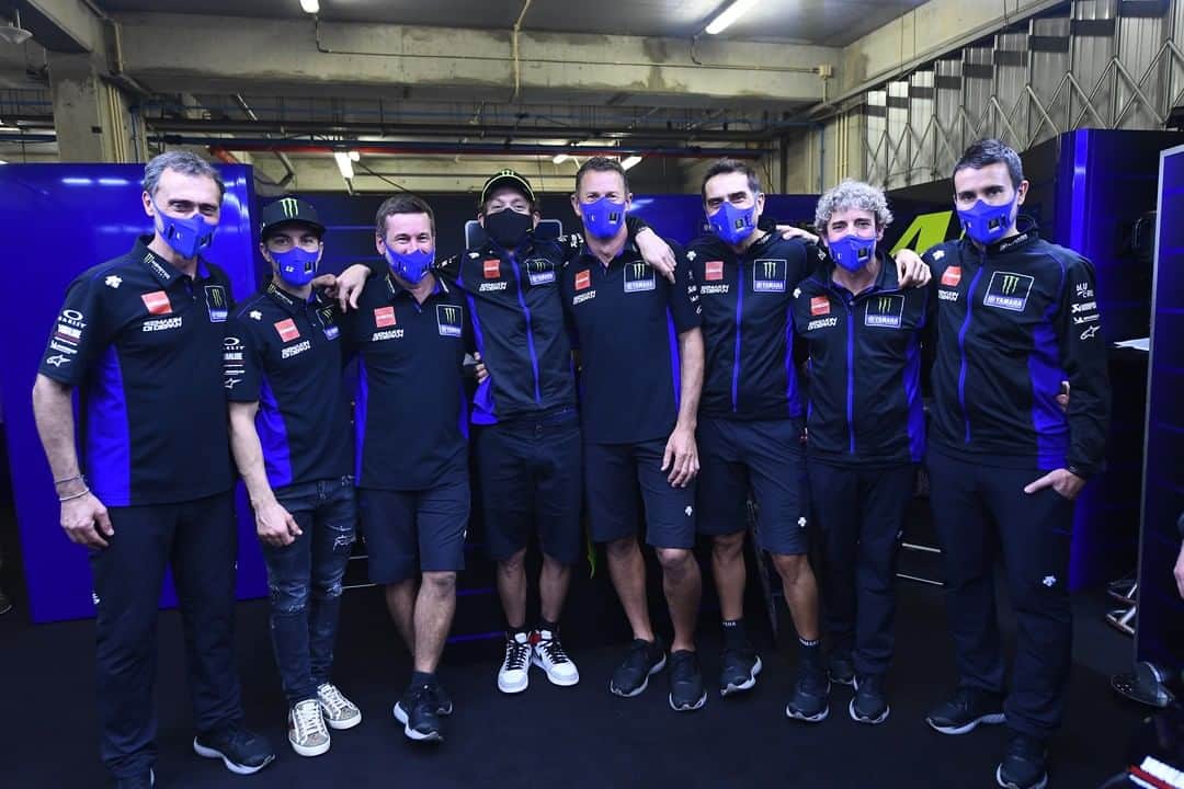 YamahaMotoGPさんのインスタグラム写真 - (YamahaMotoGPInstagram)「Thursday's 'Farewell Meeting' in our pit box got a bit emotional... But for all the right reasons.  After this weekend the Yamaha Factory Racing MotoGP Team will not only be saying goodbye to @valeyellow46 after 15 MotoGP seasons together, they will also be saying goodbye to Brent Stephens (Mechanic since 1999), Alex Briggs (Mechanic since 2004), and Javier Ullate (Mechanic since 2003), who will be leaving Yamaha after 2020, as well as Matteo Flamigni (Data Engineer since 2000), David Muñoz (Crew Chief since 2020), and Idalio Gavira (Rider Performance Analyst since 2019), who will join Valentino at Petronas Yamaha SRT in 2021.  The team wants to sincerely thank all of them for their hard work and the great memories. They contributed a lot to Yamaha's racing legacy. Thank you for being part of the Yamaha Family!  #MonsterYamaha  #MotoGP  #PortugueseGP  #YamahaFamily  @wrench_racer  @javierullate  @mflamigni  @idalio_gavira」11月23日 4時32分 - yamahamotogp