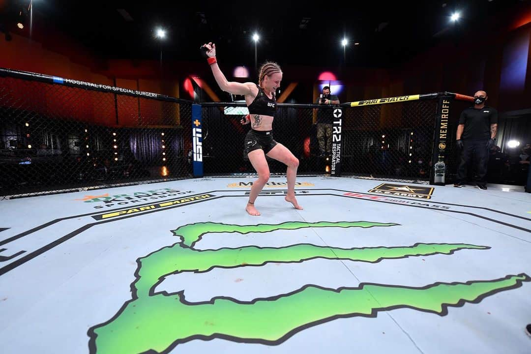 モンスターエナジーさんのインスタグラム写真 - (モンスターエナジーInstagram)「@BulletValentina keeps her gold, this time with a Monster claw 💃🏆 Congratulations and welcome to the family, Valentina!  #UFC255 #UFC #MMA #MonsterEnergy」11月23日 4時38分 - monsterenergy