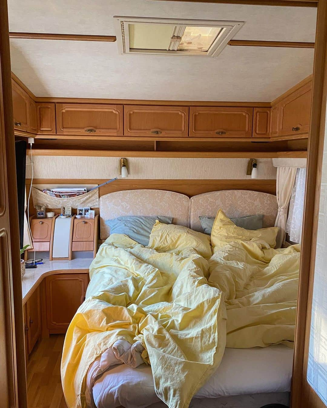 アンジェリカ・ブリックさんのインスタグラム写真 - (アンジェリカ・ブリックInstagram)「Caravan life 🤍 so, after many weeks of intense work - day and night. Both with big projects, filming for new upcoming series, the launch of my collection and other big things ( there is plenty of stuff happening behind the scenes that I can’t release to you guys yet) I decided to go stay in my moms caravan for the weekend. Best.decision.ever. I love to be around and about, but I also need some time by myself. Or near my close ones like family/friends And especially near nature. I’ve always been a country-kind-of-gal and always get energy from just being outside, walks in the forest, cuddling with the animals and such. These days were well spent and I can’t wait to go back here anytime soon 🤍」11月23日 4時41分 - angelicablick