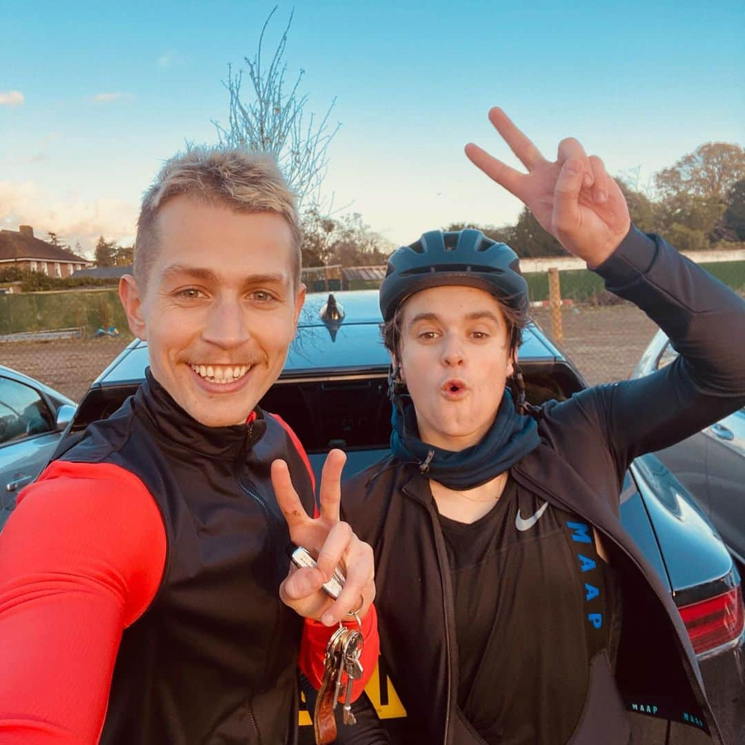 ブラッドリー・ウィル・シンプソンのインスタグラム：「We did it! £3,000 raised for @movember and 100k cycled! Well done to my partner @jamesmcvey for smashing it. A special shout-out to everyone involved @deansherwood @nickfrendo @brooklynmattv @cameronjeffers , and a huge thank you to all of you who donated or clocked up some miles for movember! Now to lie in the bath for a week. ✌️」