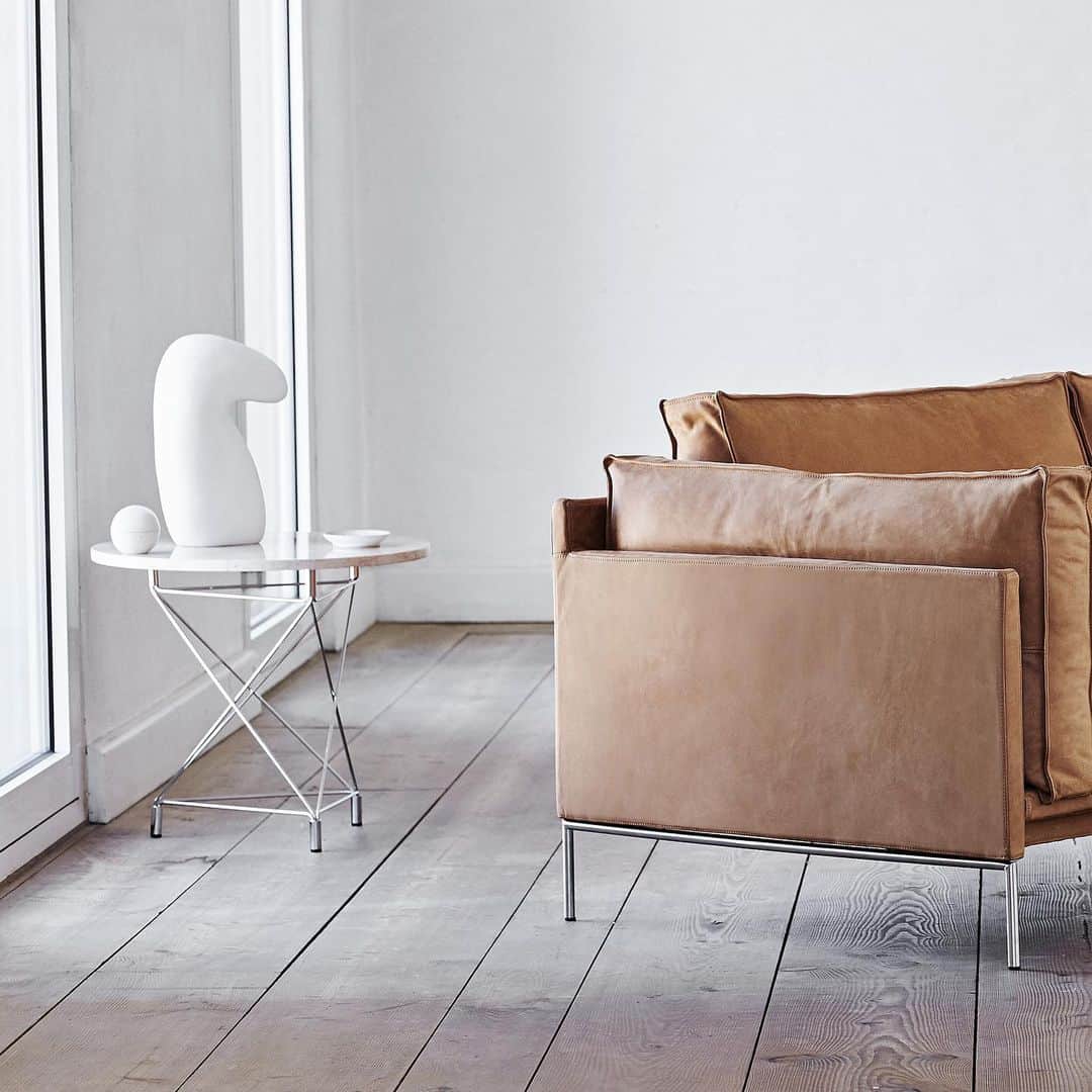 eilersenのインスタグラム：「Traditions exist to be renewed and it is, therefore, a pleasure for the eyes, small of the back and back that the renowned design principles live proudly on in a modern sofa.⁠⠀ •⁠⠀ •⁠⠀ •⁠⠀ #eilersen #eilersenfurniture #myeilersen #slimline #interiordesign #homedecor #sofa #danishdesign #inredning #finahem #interiorlovers #interiordesign #modernliving #minimalism #nordiskehjem #nordicinspiration #nordicliving #craftsmanship #luxurylifestyle #boligindretning #designinterior #livingroominspo #boliginspiration #softminimalism #hemindredning #schönerwohnen #nordicminimalism」