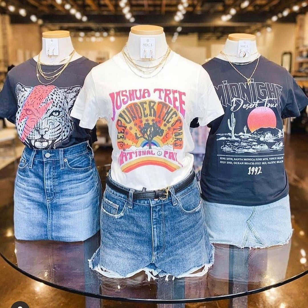 プリンス ピーターのインスタグラム：「GRAPHIC TEES ARE GREAT CHRISTMAS 🎄 GIFTS 🎁 DON’T YOU THINK SO? #ootdfashion #wholesaleboutique #christmasgifts #christmasshopping #bandtee」