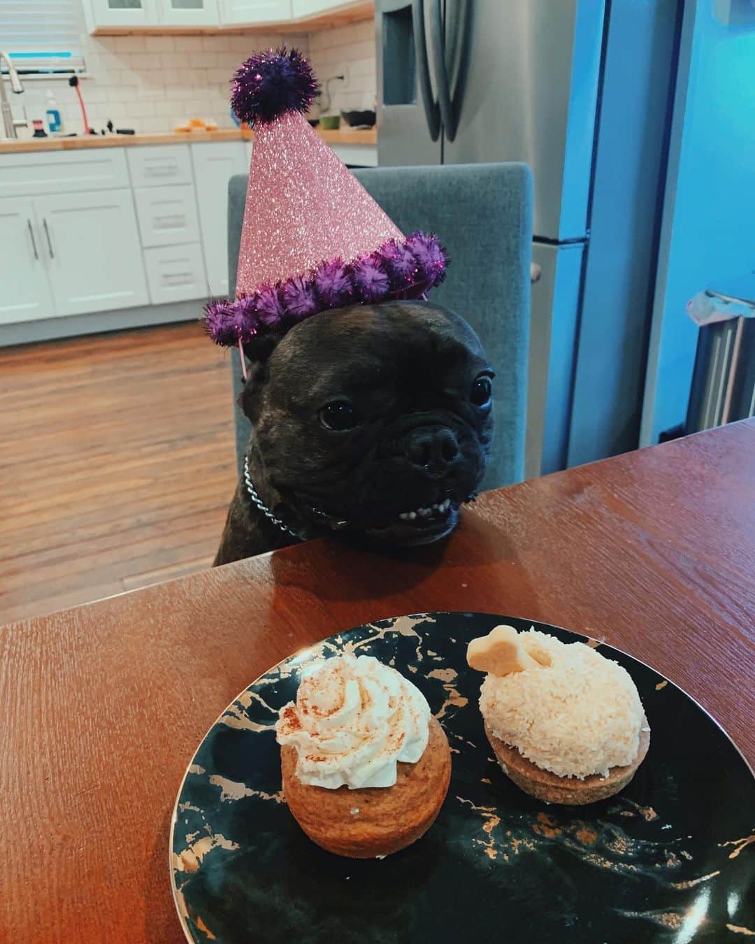 のインスタグラム：「Happy birthday little man! Special thanks to @thecakehound for the cupcakes 🎉」