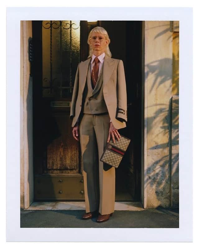 のインスタグラム：「@silviacalderoni’s look in the seventh episode is from the men’s ‘Ouverture Of Something That Never Ended’ collection: a three-piece suit with a retro style buttoned gilet and a pink silk shirt and brown silk tie, vintage style #GucciEyewear with a gold sunglass chain, carrying a GG motif cosmetic case. Other looks seen in the episode reveal printed long dresses worn with a #GGMarmont bi-color bag, socks with @chatsworthofficial’s crest and the new Bamboo leather tote with fluorescent belt on the handle. Photography by @gus_van_sant. Watch all episodes from the 7-Part series through link in bio or on @gucci. #GucciFest #GucciOuverture #AlessandroMichele @alessandro_michele」