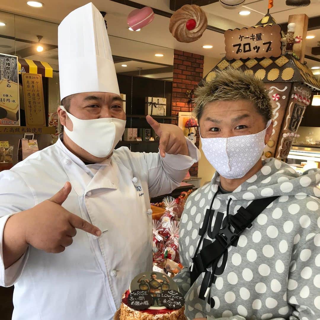 裕樹のインスタグラム：「そして！ そして！  今回のラストファイトで、キックパンツスポンサーをしていただいた 『ケーキ屋プロップ』さんにお邪魔しました。  これ、すごくね？ Mr.RISEケーキ！ プレゼントしてくださいました。 アスリートのために、色々な事をご提案してくださっているオーナー。 色んなご縁から、知り合えて、そして多大なサポートをしてくださって。 ありがとうございました。 また、買いに来ます！  ありがとうございました😊  #ケーキ屋プロップ  #パティシエプロップ  #裕樹 #ミスターライズ  #ケーキ」