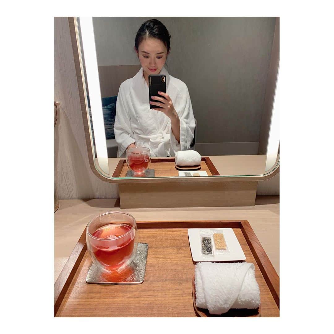篠原菜月のインスタグラム：「渋谷のセルリアンタワー東急ホテル 3Fの「カージュラジャ」へ行ってきました。まさにご褒美エステ☺️✨﻿ 2年前にリニューアルしたカージュラジャのサロンは全室スイート仕様のゆったりとした個室でのんびりとした1人時間も過ごせちゃいました👏﻿ ﻿ 低温ミストサウナで身体を温めた後は、東洋伝承系ケアの「スイナマッサージ」を受けました。﻿ 東洋医学に基づくオールハンドのトリートメントで「気・血・水」のバランスを整えてくれて凝りやむくみをしっかり流してもらい大満足！ ﻿ 私は肩こりがひどく、背中を中心に強めにマッサージしていただきました。精油の香りに癒されて至福すぎる時間〜🤤💓﻿ ﻿ ﻿ @ceruleantower_tokyu_hotel  #セルリアンタワー東急ホテル#エステ#マッサージ#カージュラジャ#スイナマッサージ#エステサロン#ご褒美#リフレッシュ#渋谷#ホテル#shibuya#ceruleantowertokyuhotel#carjurajah ﻿」