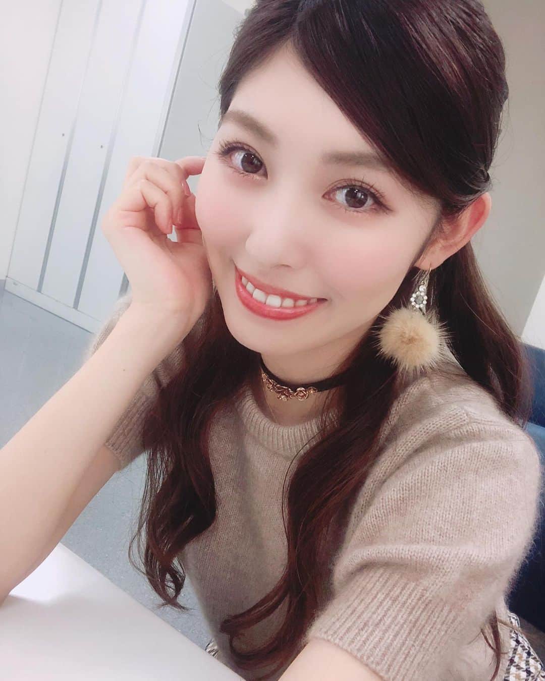 橘ゆりかのインスタグラム：「「いいすぽ！ 」生放送ご視聴ありがとうございました🌈﻿ ﻿ ビートマニア2DX 大会﻿ 優勝は WELLOW選手でした🏆‼️﻿ 🎉おめでとうございます🎊﻿ ﻿ 生放送後に優勝して涙ぐむ姿や選手のみなさんが称賛の拍手を送る姿に感動しました🥺﻿ 衝撃のスクラッチもめっちゃかっこよかったです💿👏 ﻿ ﻿ ﻿ #beatmania #beatmaniaiidx #いいすぽ！ #フジテレビone #バカリズム #升野さん #橘ゆりか #eスポーツ #ビートマニア #秋服 #半袖ニット #ニットコーデ #ブラウンコーデ #チョーカー #ハーフアップ #令和」