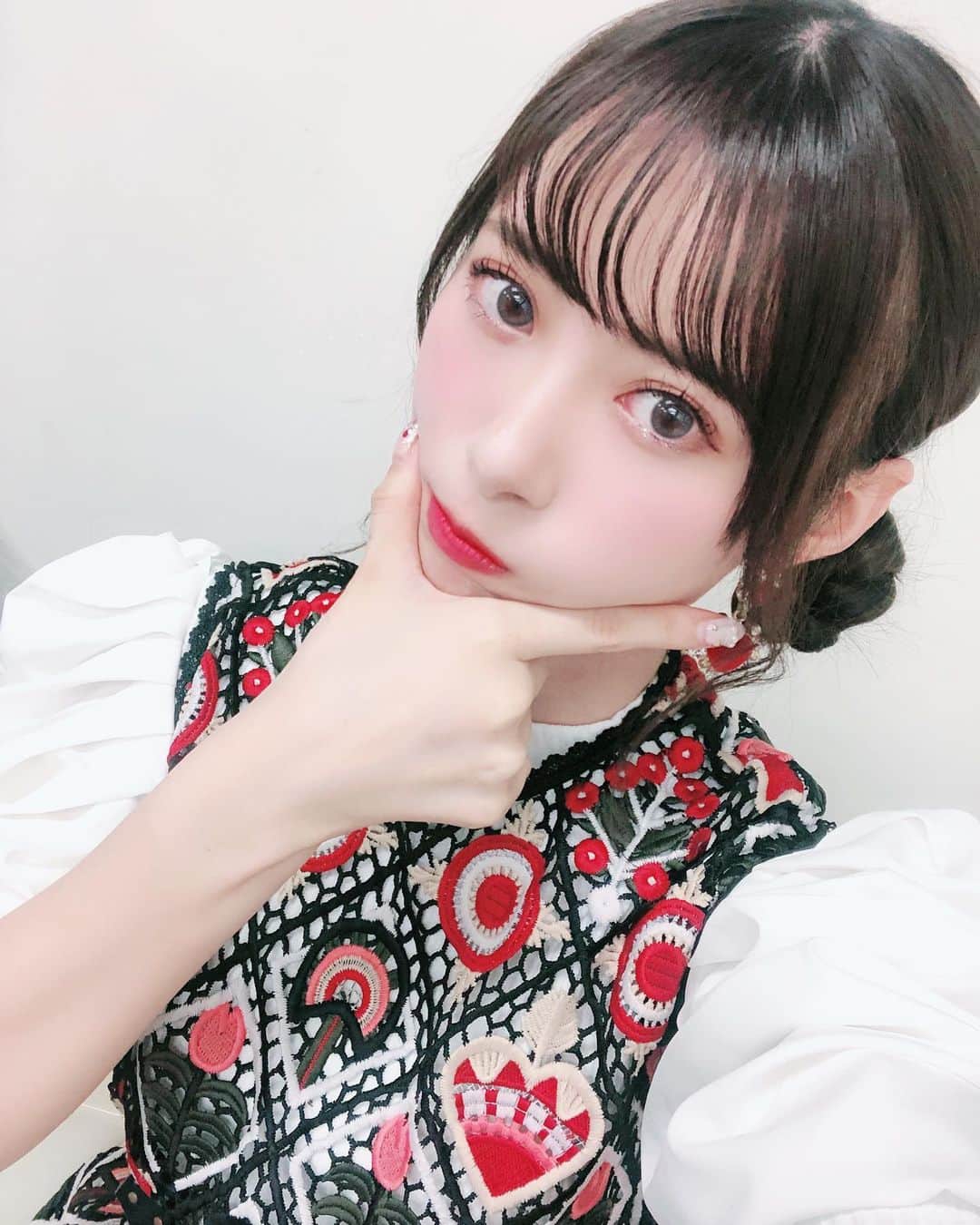 生田衣梨奈さんのインスタグラム写真 - (生田衣梨奈Instagram)「♥コンサート♥﻿ ﻿ 毎週のようにコンサートしております❤﻿ ﻿ 来てくれた方ありがとうございます！！！！！﻿ ﻿ 北海道で自撮りして遊んでたよん❤﻿ 今日はお団子結びにしました！！！！！！！﻿ ﻿ 似合っと〜？？？？﻿ ﻿ ﻿ #morningmusume20 #モーニング娘20﻿ #helloproject  #顔面国宝﻿ #えりぽんかわいい #アイドル﻿ 存在が #インスタ映え #かわいい﻿ #Love #beauty﻿ #followme #makeup﻿ #Instagram #生田衣梨奈のVSゴルフ﻿ #메이크업 #얼스타그램﻿ #ig_Japan #팔로미﻿ #フォロー歓迎 #ootd﻿ #ヘアスタイル #北海道﻿ #ELEYVSGOLF  #fashion﻿ #いいね #写真﻿ #IDOL #골프﻿ #SELFIE #셀카」11月22日 20時07分 - erina_ikuta.official