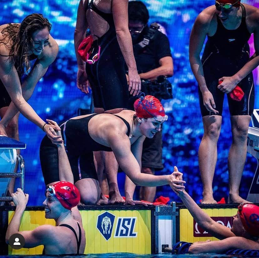 ブリージャ・ラーソンのインスタグラム：「Tonight is the last night of finals and I wouldn’t want to represent any other team ❤️💙 @energystandard  We’ve been in the #Budabubble for 6 weeks, and it’s all for the purpose of swimming o it hearts out tonight😆. Let’s do this!   #energystandard #islswimleague #2020  📸: @minekasapoglu」