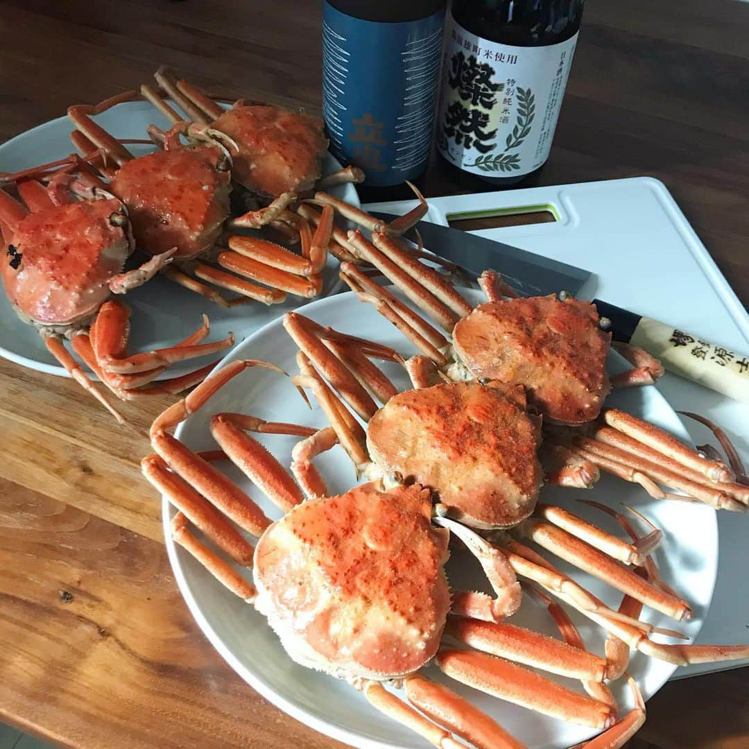 青山恭子のインスタグラム：「. 今年も美味しいの、ありがとう！！！ 🦀🦀🦀🦀🦀🦀 そろそろ年末って事だな… . . . #香箱蟹 #こうばこがに #🦀 #今日の昼ご飯 #昼から日本酒 #年に1度の出刃庖丁 #今年もありがとう #毎年ありがとう #両親から #ありがたや #ってことは #そろそろ年末 #食べ物で季節を感じる #嬉しいけど寂しい #年末は好きじゃない」