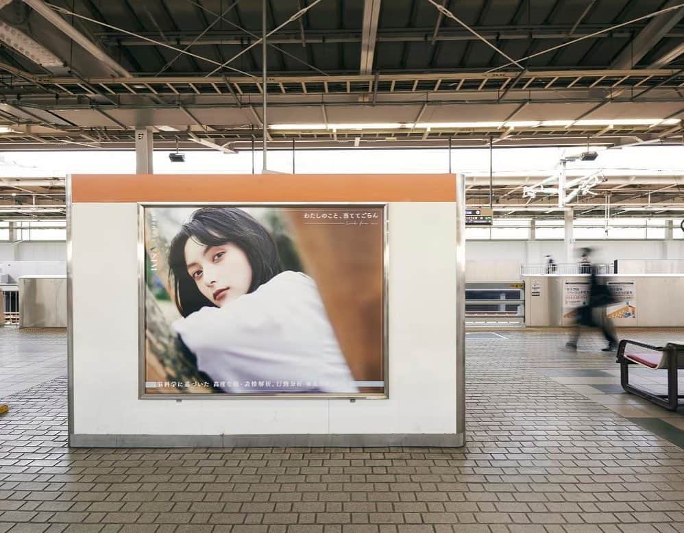 中澤瞳さんのインスタグラム写真 - (中澤瞳Instagram)「新大阪駅の登り新幹線ホームにあるSFMさんの広告です！ 2月くらいまではあるので 感染対策しながらぜひ大阪に行った際は見つけてね👀」11月22日 20時17分 - hitomi.nakazawa