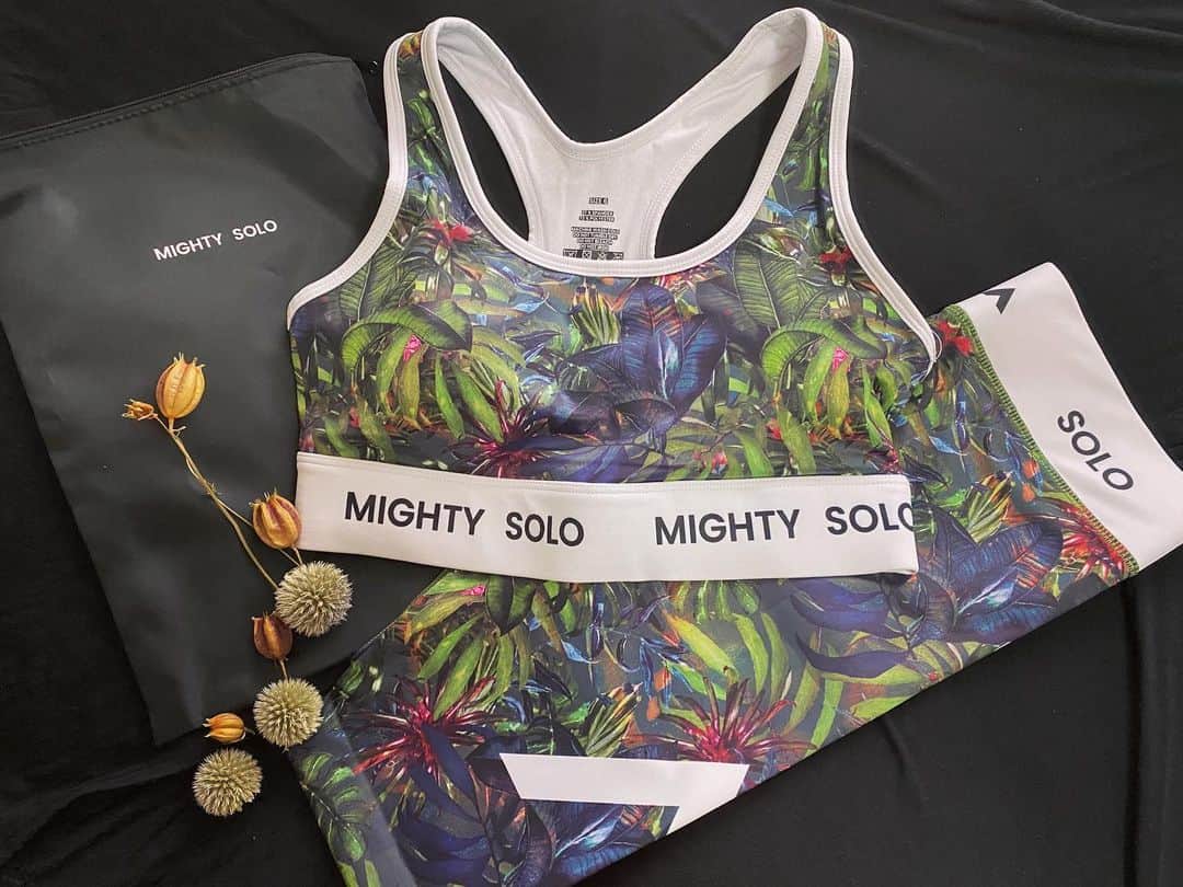Erenaのインスタグラム：「🌿🤸🏼‍♂️フィットネスウェア🧘🏼‍♀️🌿 @mightysolo 実は…私の休日は、もっぱらヨガ&筋トレ🤟😎 この自粛期間で痩せるﾖｶﾞ&筋ﾄﾚを編み出して継続中😚 最近こんなカワイイフィットネスウェア見つけてまた更に頑張る気力UPしたよ♥️🥰♥️ ぜひチェックしてね♥️ 【公式ｵﾝﾗｲﾝｽﾄｱ】https://mightysolo.com/jp/ . ⚫︎15%OFFディスカウントコード/ erena15 ⚫︎送料無料 ⚫︎ Black Week期間限定キャンペーン実施中‼︎  期間中、全品20％OFF‼︎ さらにクーポンコード利用で最大35％OFF‼︎ ⚫︎23日～30日の期間中セットで購入すると35％OFFになり、さらにクーポンコード利用で最大50％OFFになるよ‼︎ . 年内最大SALEなのでこの機会にぜひ💋 ⇒⇒⇒つづく . #IAmMightySolo#mightysolo#yoga#muscletraining#train#strong#training#fitnesswear#フィットネスウェア#ヨガ#筋トレ#ヨガ好きな人と繋がりたい#筋トレ好きな人と繋がりたい#痩せる筋トレ#休日はひたすら筋トレ#まだまだ鍛えたい#いつまでもストイックに#もっと強くなりたい#無敵になりたい#パワーアップ」