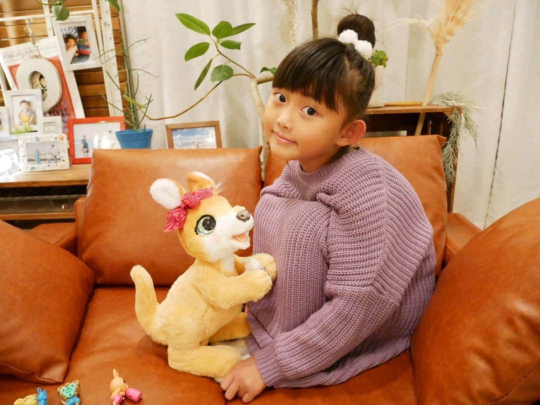 のインスタグラム：「🎄 . . 少し早いクリスマスプレゼント🎅🏻 . なぁちゃん大好きハズブロの新商品 ファーリアル カンガルーのママジョシー🦘🎀 . . クリクリお目めが可愛くて 手触りもふわふわー♡ 音楽に合わせてダンスしたり 70種類以上の音と動作で楽しませてくれるから 小学生のなぁちゃんも飽きずに遊んでいます😊 . リビングに置いてもオシャレで 大人も嬉しい😁笑 . . クリスマスプレゼントにおすすめです🎁 ・ ・ #カンガルーのママジョシー #ハズブロ#PR #ファーリアル#ぬいぐるみ#クリスマスプレゼント#クリスマス#プレゼント#おもちゃ」