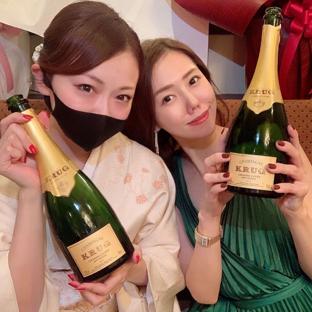 一ノ瀬瑞帆のインスタグラム：「れいなのお誕生日お祝いに銀花さんへ🥂💕お客様にもお願いして一緒にお祝いに行ってもらいました✨ ・ KRUG1本はお客様から、もう1本は私から💕💕30分で2本飲みました！ ・ れいなHappy Birthday💕 #銀座 #お誕生日お祝い #銀花 #krug #シャンパン」