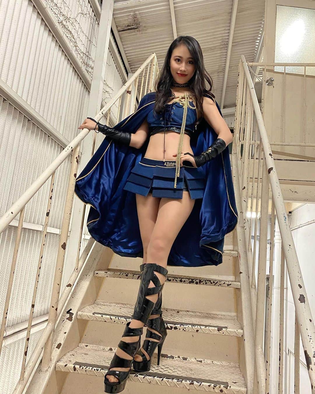 長沼南帆のインスタグラム：「2018年度コスチュームグランプリの衣装🤣﻿ ﻿ K-tunes Racingチームは2018年度コスチュームグランプリを受賞しているんです✨﻿ 岡山の名産品であるデニムを基調としたコスチューム♥️﻿ ﻿ 憧れだったコスチュームが着られてとっても嬉しい😚﻿ 今年こそグランプリ獲りたい❣️﻿ ﻿ 今日も皆さん日本レースクイーン大賞コスチューム部門の投票を『Win G』に宜しくお願いします😚﻿ ﻿ ﻿ ﻿ ﻿ ﻿ ﻿ ﻿ #黒髪　#黒髪ロング　#rq #レースクイーン　#memory #黒髪ロングストレート　#秋　#秋服　#脚長コーデ　#supergt #スーパーgt #撮影会 #rq撮影会　#wing #wing撮影会　#Ktunesracing #gt300 ﻿ #コスチュームグランプリ　#日本レースクイーン大賞」