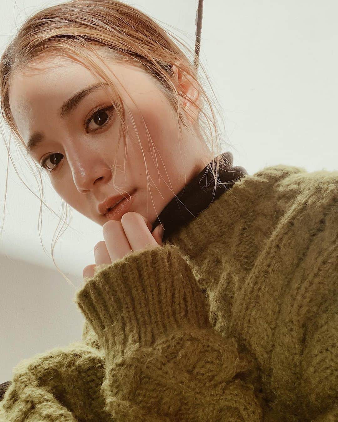 浪花ほのかのインスタグラム：「今日は寒くて緑のニットを|ω･`)♥」