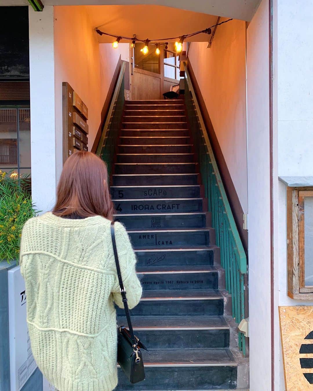 小林恵月さんのインスタグラム写真 - (小林恵月Instagram)「・ 階段を上ってる私と降りてる私🏃‍♀️ 今日はおにゅーのニット着たよ💕 一目惚れして即買いしたもの💯🤭❣️ 最後までスクロールすると ブランドのタグ付けみれるよ〜🏷👀 #えづくろーぜっと ・ 最近はカフェ巡りにハマっていて 地元、山梨のの色々なところのカフェに 行ってます😇 休日にみんなでお出かけできて いい1日でした〜ん🧡☺️ ・ #山梨観光  #山梨カフェ  #アメリカヤ #カフェ巡り #おすすめ #教えてほしいです #🖤 #ootd #私服コーデ」11月22日 20時14分 - ezuki_kobayashi
