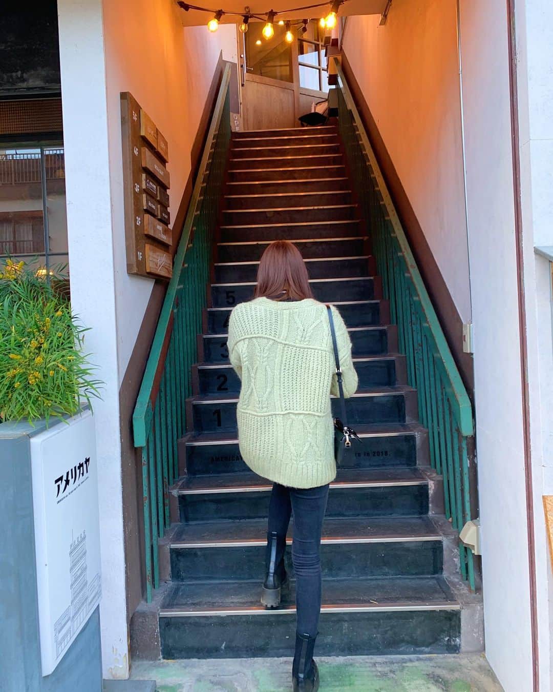 小林恵月さんのインスタグラム写真 - (小林恵月Instagram)「・ 階段を上ってる私と降りてる私🏃‍♀️ 今日はおにゅーのニット着たよ💕 一目惚れして即買いしたもの💯🤭❣️ 最後までスクロールすると ブランドのタグ付けみれるよ〜🏷👀 #えづくろーぜっと ・ 最近はカフェ巡りにハマっていて 地元、山梨のの色々なところのカフェに 行ってます😇 休日にみんなでお出かけできて いい1日でした〜ん🧡☺️ ・ #山梨観光  #山梨カフェ  #アメリカヤ #カフェ巡り #おすすめ #教えてほしいです #🖤 #ootd #私服コーデ」11月22日 20時14分 - ezuki_kobayashi