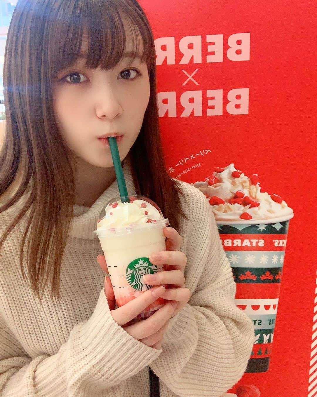 遠藤みゆのインスタグラム：「スタバの新作はやっぱり飲んでしまいますね、、🤤❤️ . 25日からの抹茶が楽しみすぎる、、❤︎ あわわわわわ😫❤️ . #スタバ新作  #ベリーベリーレアチーズフラペチーノ  #抹茶抹茶ホワイトチョコレート」