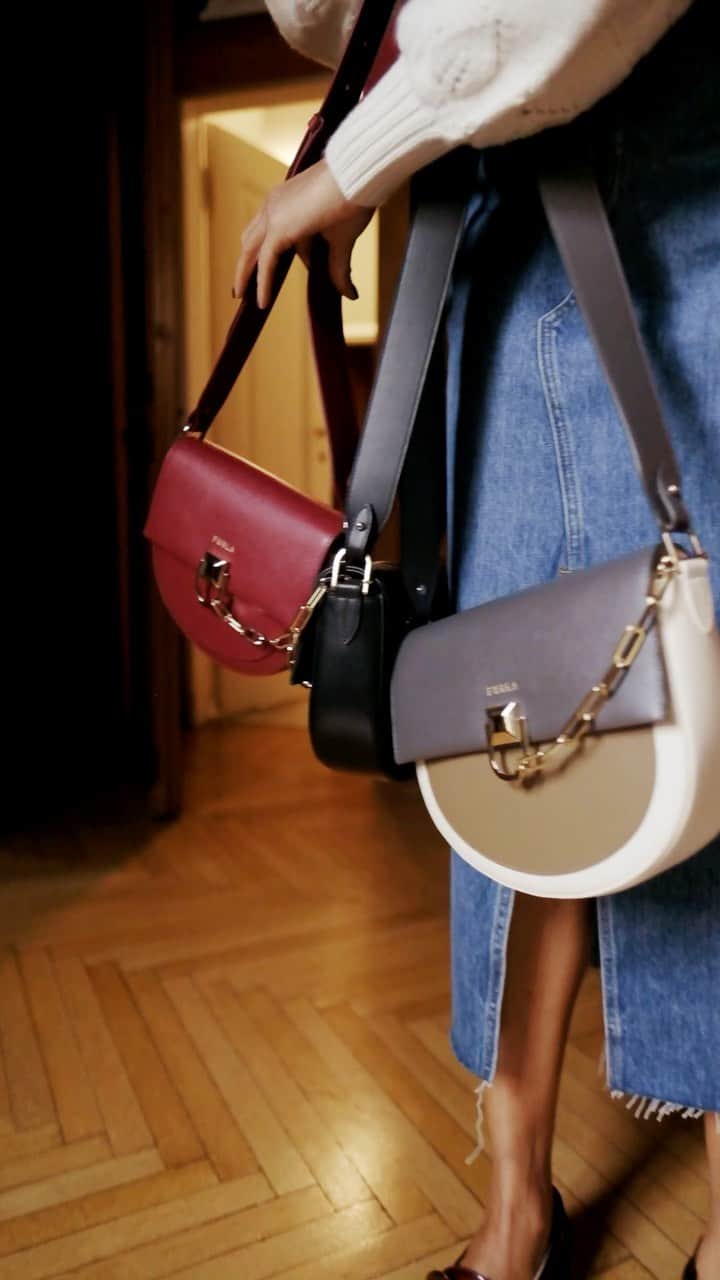フルラのインスタグラム：「"My personal style definitely influences my design style, especially when it comes to color mixing prints and patterns." Discover all about creative @tamumcpherson, check out the full video.  #thefurlasociety #furlafeeling #newcollection #furla #accessories #fashion #furlagift」