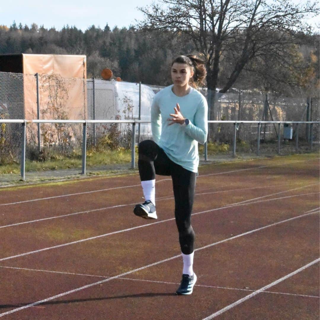 Katrin Fehmのインスタグラム：「Noch eine erfolgreiche Trainingswoche abgeschlossen. Der heutige Tag dient zur Regeneration, damit morgen wieder angegriffen werden kann 🤗💪🏽 . Outfit: @adidas_de  . . Werbung #trackandfield #trackathlete #running #gettingfaster #adidasathlete #heretocreate」
