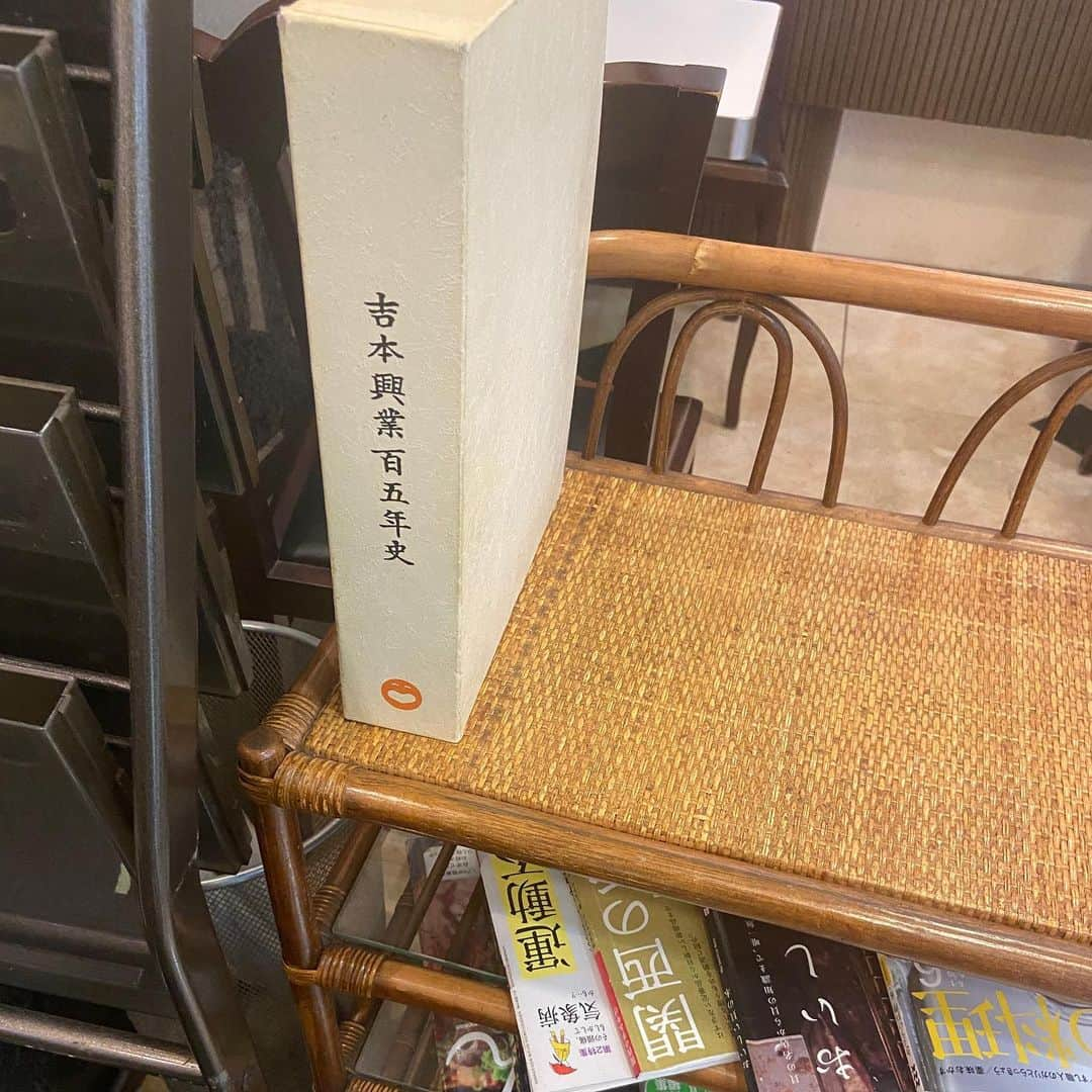 松井ケムリさんのインスタグラム写真 - (松井ケムリInstagram)「喫茶店に置く本じゃないだろ #喫茶店」11月22日 20時26分 - smoke_matsui