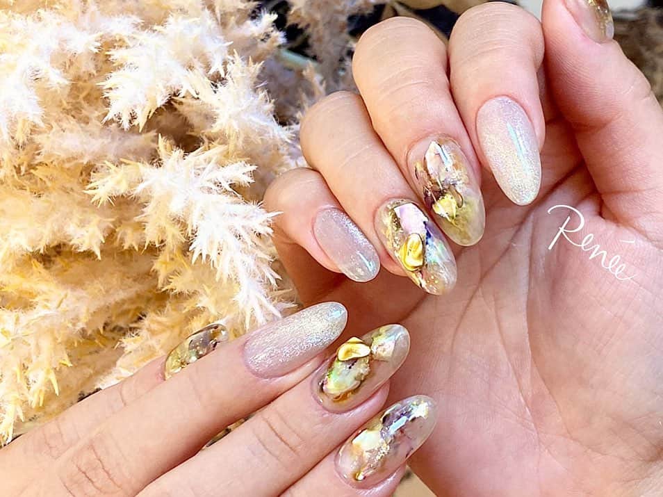 埜藤理恵のインスタグラム：「apresで10本長さだし💅﻿ こちらのデザインだと 長さだしデザイン込みで2時間﻿ ﻿ apresだと長さ出しの時間が﻿ 1時間で装着可能✨﻿ そして亀裂が入ったり1本取れて﻿ 帰ってこられる方がいない!!強度💯！﻿ もともとがどんな爪でも﻿ 付けた瞬間に綺麗な美フォルムに仕上がります✨💅﻿ ﻿ apres﻿ @apresnailofficial  @apresnailjapan  は﻿ 簡単に装着できるようにみえて﻿ 美しく装着するには﻿ 知識と理解が必要です💅﻿ ﻿ 当サロンでは﻿ apres(アプレ)のオーダーを﻿ 頻繁にいただくので﻿ 全スタッフapresが確実に﻿ 綺麗に装着できるレベルになるまで﻿ たくさんレッスンをし﻿ 施術をさせていただいておりますので﻿ 自信をもって提供させていただいております✨﻿ ﻿ 反り爪や鷲爪の矯正や﻿ 平たいお爪の方も﻿ 一度体感していただくと﻿ 必ずハマります😇♡♡﻿ ﻿ web予約ページ(instagramアカウント﻿ プロフィールURLに載せてます)には﻿ apresのクーポンなども作っておりますので﻿ ぜひ一度試してみてください♡✨﻿ ﻿ ﻿ ﻿ ⇩🎉news🎉⇩﻿ ﻿ 2020年11月14日(土)﻿ nailsalon Renée 梅田本店﻿ BEAULAND Ashiya 芦屋店﻿ に続き3店舗目となる﻿ Renée les deux(レネレドゥ)﻿ 梅田2号店オープン！！！﻿ ﻿ ﻿ ﻿ ﻿ nailsalon Renée®︎﻿ ￣￣￣￣￣￣￣￣﻿ TV.メディア出演﻿ スタッフ全員資格保持者﻿ カラー300種類以上﻿ パーツ1000種類以上﻿ 雑誌掲載デザイン多数﻿ ﻿ ﻿ ﻿ ▫︎梅田店﻿ 【open-close】11:00〜21:00﻿ 【定休日】不定休﻿ 【add】大阪市北区堂山町15-23-908﻿ ﻿ ﻿ ▫︎芦屋店﻿ 【open-close】11:00〜21:00﻿ 【定休日】不定休﻿ 【add】芦屋市業平町6-11 Ashiya grotto 302﻿ ﻿ ﻿ ﻿ ﻿ ▶︎▶︎▶︎初回クーポンご利用頂けます﻿ ￣￣￣￣￣￣￣￣￣￣￣￣￣￣￣￣﻿ ご予約はプロフィールTOPのリンク内﻿ URLをご利用下さい。﻿ ﻿ ﻿ ﻿ メニューに迷った方やご相談は…﻿ ﻿ 　　🤍Renée公式LINE🤍﻿ ─────────────﻿  【@bos7903t】←※@から入力🔍﻿ ﻿ ﻿ ﻿ ﻿ ﻿ #nail#nails#gelnails#nailart#ネイル#ジェルネイル#美甲#네일#젤네일#nailsalonrenee#ネイルサロンレネ﻿ #大阪ネイルサロン#梅田ネイルサロン#芦屋ネイルサロン#神戸#芦屋#beauland#ビューランド﻿ #芦屋ネイルサロン#love#instagood」