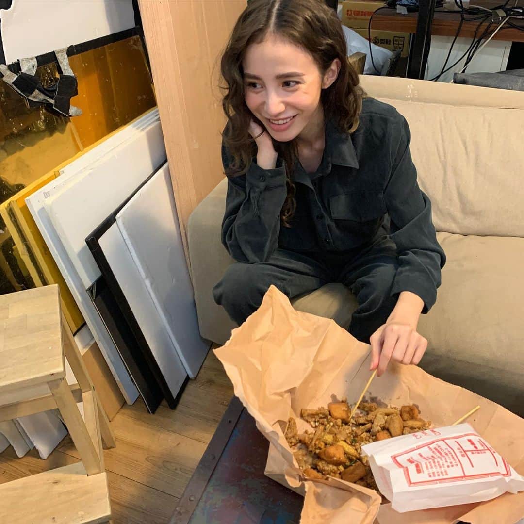 チャン・チュンニンのインスタグラム：「今晚想來點...師圓鹹酥雞 好久沒吃了！   前陣子迷上 緯大雞排真的很好吃 唯一缺點是外送平台點不到🤷🏼‍♀️」