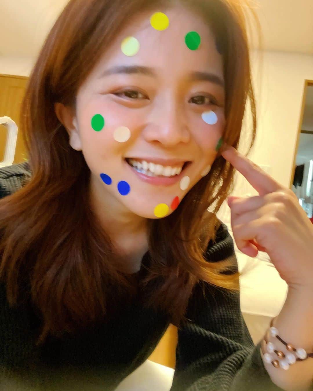 東紗友美さんのインスタグラム写真 - (東紗友美Instagram)「作品名🖌まっま ・ ・ 「かわいいねぇーままぁー！」と。 褒めればなんでも許されると思っているな😤 でも親バカな私はこれをされても、 娘は色のセンスがあるなぁ〜と ほのぼのしております。笑 怒っても怖くないのか、ほぼ毎日されるがままです！😹 ※最近は寝ている間にもシールを貼られる😹 #mama #baby #mamagirl #新米ママ #赤ちゃんのいる生活 #育児ライフ #ワーママ #ワーママライフ #ママリ #女の子ベビー #女の子育児　#女の子ママ　#映画　#育児記録　#成長記録　#1歳女の子」11月22日 20時31分 - higashisayumi