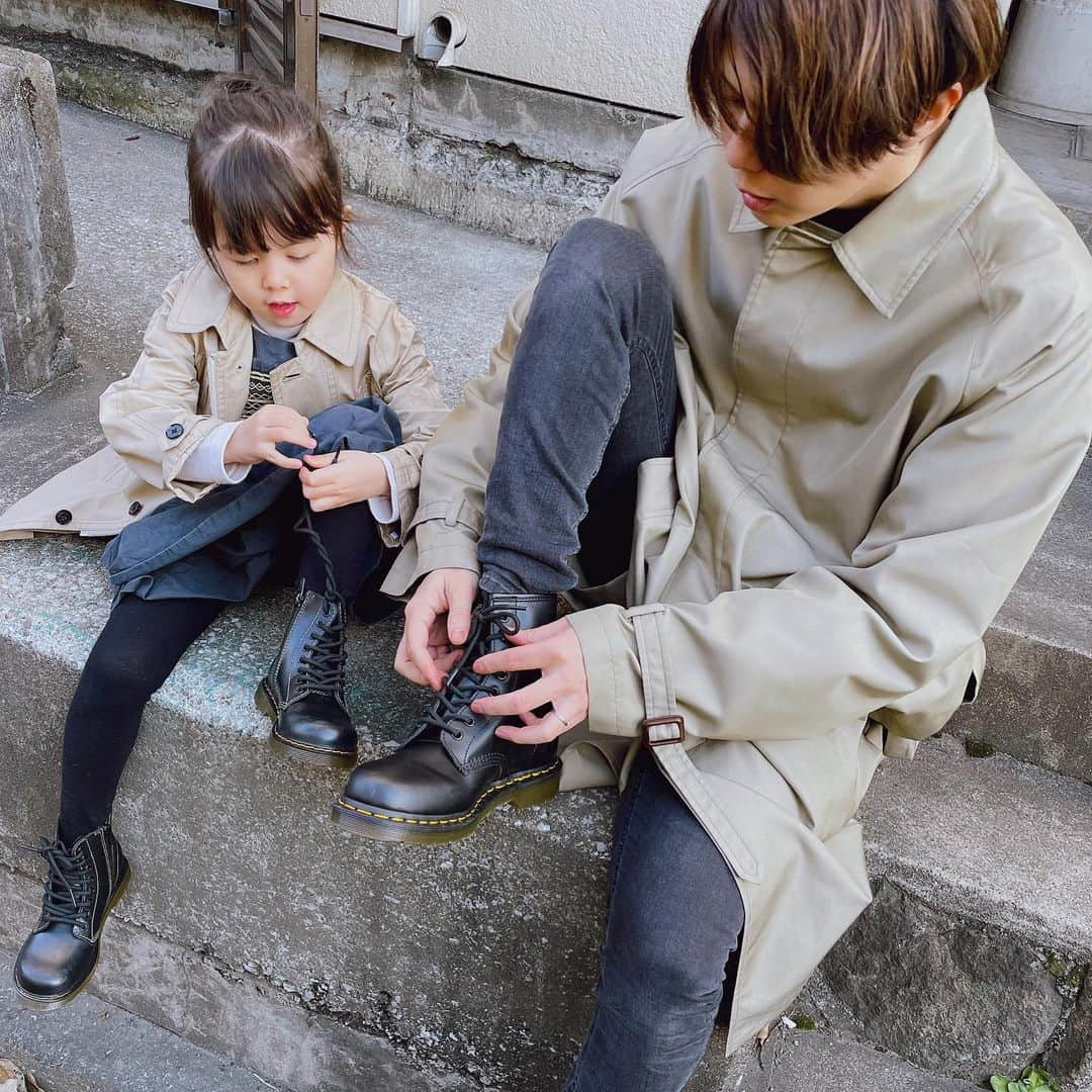 エザキヨシタカさんのインスタグラム写真 - (エザキヨシタカInstagram)「今回、あのDr. Martens @drmartens_japanさんから エザキヨシタカ & になにプレゼントが届きました🎁  親子お揃いコーデ👨‍👧  パパと娘でお揃いってかなり難しいけど 子供用で大人と同じ こんな洒落た靴があると パパ的にはかなりテンションが上がる⤴️  毎朝の日課のコーヒースタンドで 知り合いの方にお声がけいただき 今回の企画となりました‼️  まだ紐結べない娘ですが これをお揃いで履いて練習しよう♡ 子供の靴の方には内側にジップが付いていて 自分1人でもはけるので これもかなりgoodなポイント👍👍  花柄とか色々あって になもかなりお気に入りでした。  ありがとうございました😊  #drmartens #drmartensstyle #ドクターマーチン #ドクターマーチンスタイル #お揃いコーデ #子供用ブーツ #PR  #grico #エザキヨシタカ」11月22日 20時31分 - grico0221