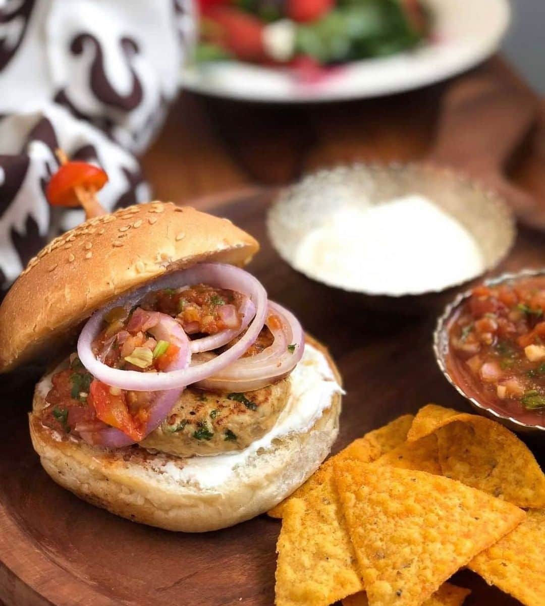 Archana's Kitchenさんのインスタグラム写真 - (Archana's KitchenInstagram)「A fusion recipe, this Mexican Chicken Burger Recipe, is a lip-smacking burger that can be served over the weekends for a hearty meal or as an evening snack. Do give this recipe a try and tell me how you liked it! Get the recipe from the smart.bio link in my profile @archanaskitchen . . . . . #recipes #easyrecipes #snacks #teatime #teatimesnacks #sandwich #bombaysandwich #archanaskitchen #healthyeating #highprotein #eatfit #cooking #food #healthyrecipes #foodphotography #recipeoftheday #comfortfood #deliciousfood #delicious #instayum #food」11月22日 20時32分 - archanaskitchen